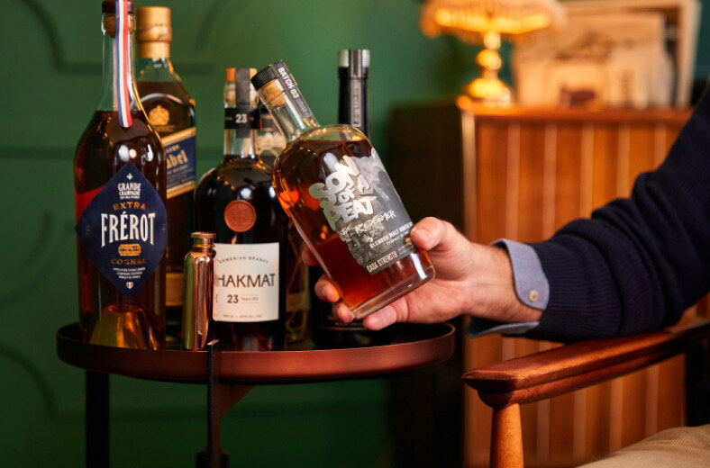 Ils activent l'abonnement et commencent à recevoir du whisky sélectionné.